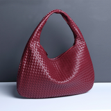 Estelle - Große handgewebte Schultertasche für Damen – Weinrot
