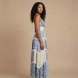 Ashley - Maxikleid mit floralem Druck, gestuften Rüschendetails und Spitzenbesatz – Blau