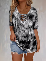 Rihanna – T-Hemd Mit V-Ausschnitt, Schnürung Und Tie-Dye-Optik – Grau