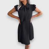 Nivara – Plissiertes Kleid mit femininer Note – Schwarz