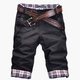 Herren Baumwollshorts mit Gürtel und Karoaufschlägen knielang – Schwarz