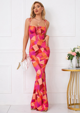 Figurbetontes Maxikleid mit Blumenmuster und Schleifendetails – femininer Sommertraum – Rot