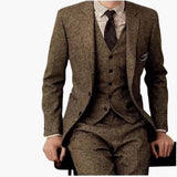 Herren Anzug dreiteilig mit Slim Fit Hose und Revers – Braun