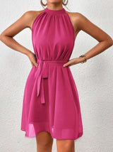 Elisa - Ärmelloses kurzes Kleid mit Gürtel und elegantem Neckholder-Ausschnitt – Rosa
