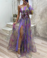 Asymmetrisches Abendkleid – One-Shoulder Maxikleid mit Blumenapplikation & Schlitz – Lila