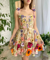 Brisa | Sommerkleid mit geprägter Blumenstickerei – Beige