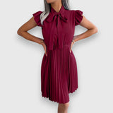 Nivara – Plissiertes Kleid mit femininer Note – Rot