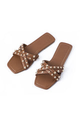 Trendige Sandalen mit Nieten-Details – Braun