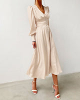 Tailliertes Satin-Kleid mit Ballonärmeln – Elegantes Abendkleid – Beige