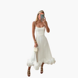 Elegantes fließendes Kleid für Frauen - mit Rüschen am Saum – Weiß