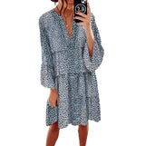Tegan - Kleid mit V-Ausschnitt und Leopardenmuster – Blau