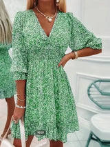Davina - Frühlingsblüten Kleid mit geraffter Taille und Blumendruck – Grün