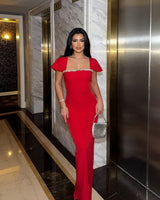 Adriana - Langes tailliertes Kleid mit glänzendem Detail – Rot