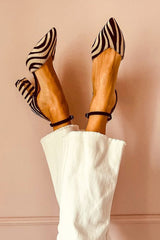 Mirai  | Sandalen mit mittelhohem Absatz und Schnallenriemen mit Zebramotiv – Khaki