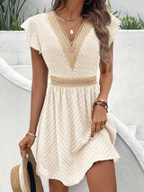 Yoshi – Boho-Minikleid mit V-Ausschnitt und Struktur – Beige