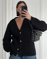Elma | Klassische gestrickte Damenstrickjacke – Schwarz