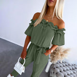 CAMILA – Schicker Off-Shoulder Volant-Hüftgurt-Jumpsuit – Olivgrün