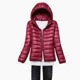 Ultraleichte Daunenjacke mit Kapuze für Damen – Weinrot
