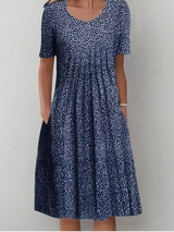 Amelia - Plissiertes Softtouch-Kleid – Blau (Weiße Punkte)