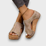 Raya – Keilsandalen mit Cut-Out-Design – Beige