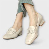 Almira – Elegante Loafers mit Statement-Kette – Beige