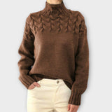 Amalia | Strickpullover mit Zopfstrick-Detail – Braun