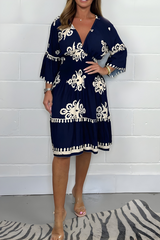 Elegantes Kleid mit Muster und V-Ausschnitt – perfekt für jeden Anlass – Marineblau