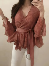 Nicolina | Elegante V-Ausschnitt-Bluse mit Schleife und Rüschen – Ziegelrot