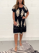 Ranee - Kleid Mit Geometrischem Muster Und Quadratischem Ausschnitt – Schwarz