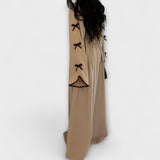 Jasmin - Elegantes Set aus Cardigan und Kleid mit Schleifenakzent – Beige