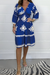 Elegantes Kleid mit Muster und V-Ausschnitt – perfekt für jeden Anlass – Blau