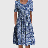 Relina - Figurformendes Rüschenkleid – Blaues Blumenmuster