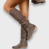 Leontine – Kniehohe Stiefel mit samtigem Charme – Braun