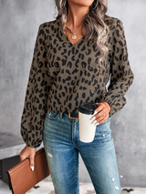 Daphne - Damenbluse mit V-Ausschnitt und Leopardenmuster – Dunkelbraun