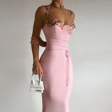 Asunción | Sommerkleid mit Trägern, floraler Stickerei und verstellbarer Schnürung – Rosa