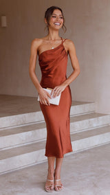 Sofia - Einschultriges Midikleid aus Satin mit eleganter Drapierung – Braun