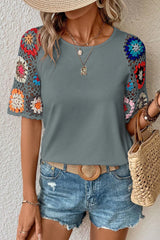Nerelith – Stilvolles Patchwork-T-Shirt mit Häkelärmeln – Grau