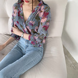 Luna - Lebendig bedruckte Chiffonbluse mit Blumenmuster – Morado