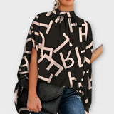 Jacqueli – Elegante Bluse für den Abend – Schwarze Buchstaben