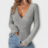 Nayla – Geripptes Wickelshirt mit V-Ausschnitt – Grau