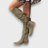 Leontine – Kniehohe Stiefel mit samtigem Charme – Armeegrün