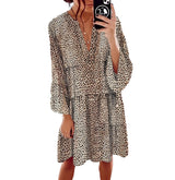 Tegan - Kleid mit V-Ausschnitt und Leopardenmuster – Khaki