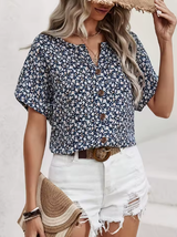 Amira | Luftige Bluse mit Blumenmuster & Holzknopf-Details – Dunkelblau