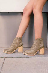 Elisa | Western-Stiefeletten in Nude mit Blockabsatz & Nieten – Khaki