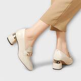 Lysanne – Lack-Loafer mit metallischem Absatz und Kettendetail – Beige