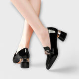 Lysanne – Lack-Loafer mit metallischem Absatz und Kettendetail – Schwarz