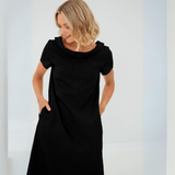 Solea – Lockeres Sommerkleid in Gelb mit weitem Kragen – Schwarz