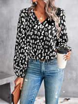 Daphne - Damenbluse mit V-Ausschnitt und Leopardenmuster – Schwarz