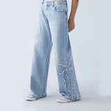 Andrea | Gerade geschnittene Damenjeans mit seitlicher Stickerei und ausgefranstem Schmetterlingsdetail – Hellblau