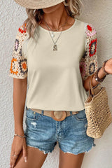Nerelith – Stilvolles Patchwork-T-Shirt mit Häkelärmeln – Beige